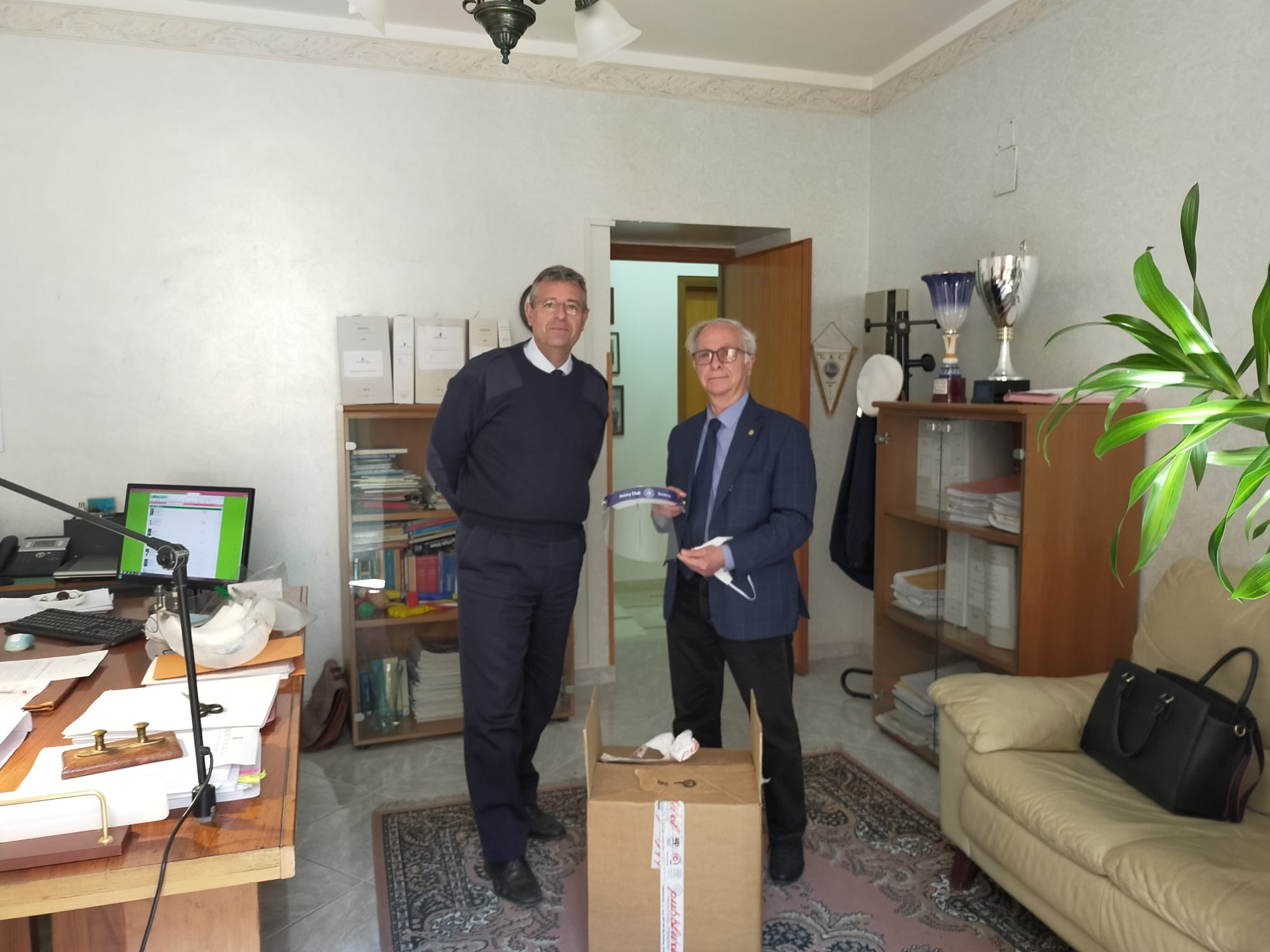 Il Rotary dona visiere alla Polizia Municipale di Sciacca che effettua anche la notifica di atti ai positivi Covid