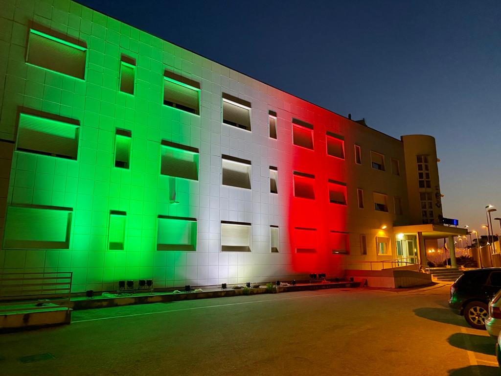 Si illumina con il Tricolore anche la caserma dei Carabinieri di Sciacca