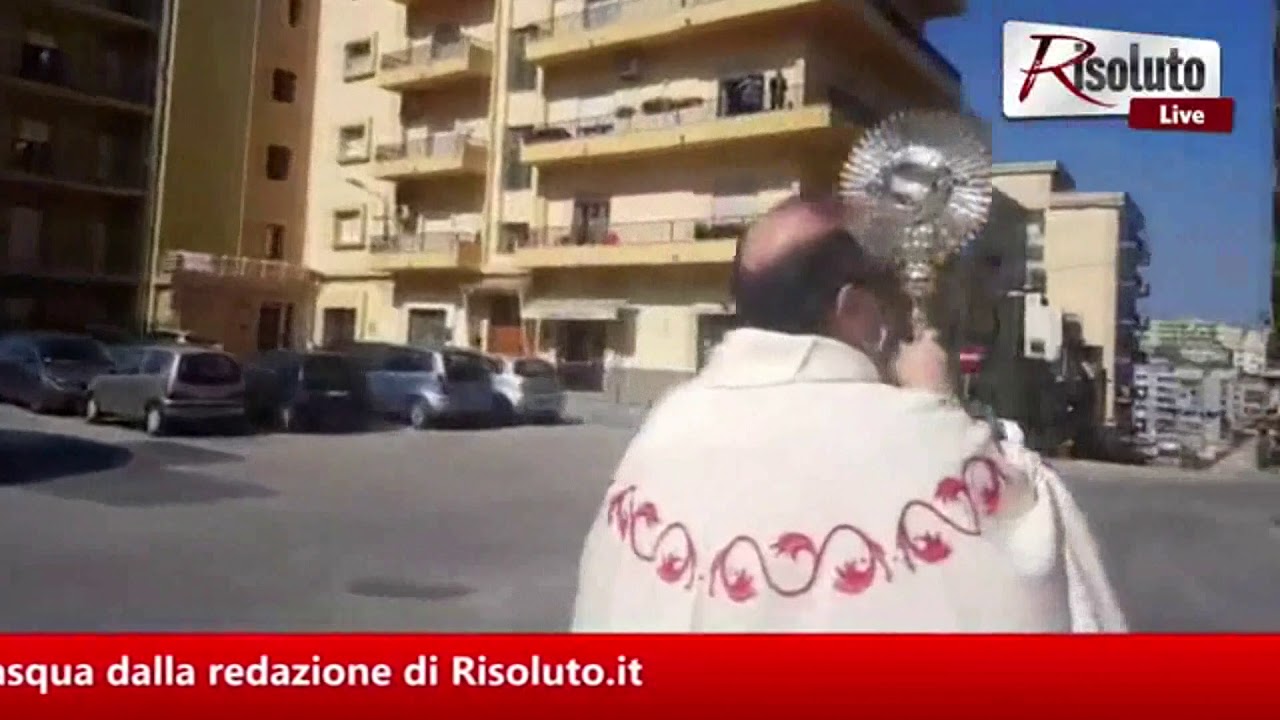 Momento speciale durante la Santa Messa di Pasqua, benedizione alla citta' da parte di padre Stefano (Il video)