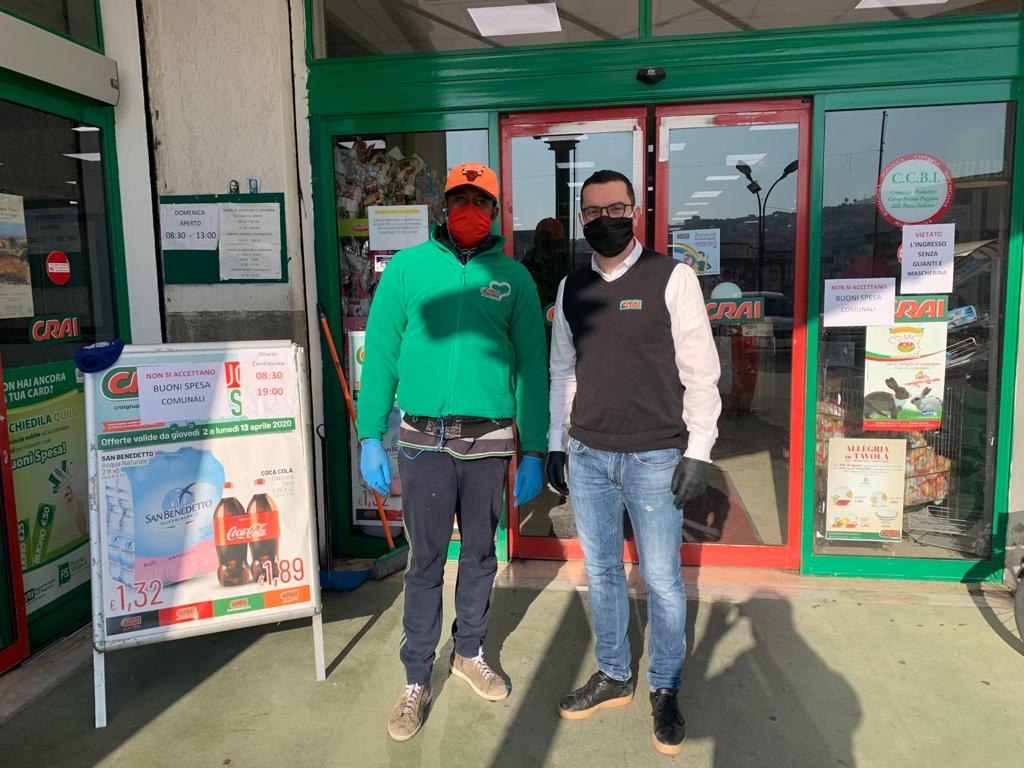 Qualcuno si lamenta per la presenza di un giovane di colore davanti a un supermercato di Sciacca e chiama le forze dell’ordine, il proprietario lo assume