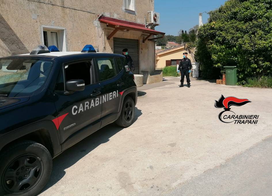 Nel Trapanese escono da casa per abbandonare rifiuti e un tabaccaio somministra birre ad alcuni avventori, scattano le sanzioni