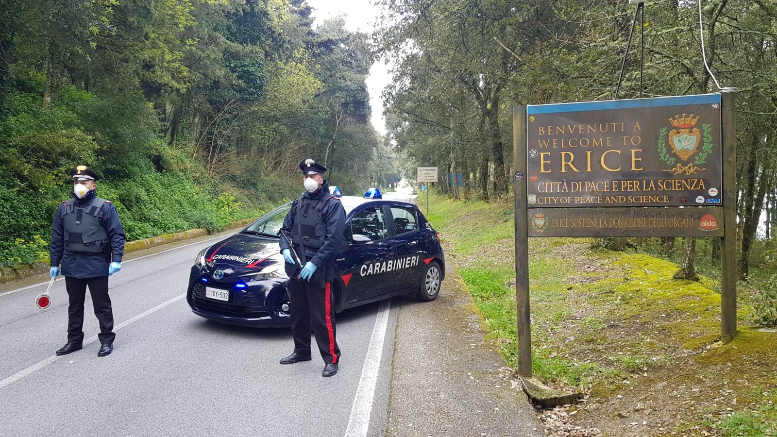 Si appartano in auto per fare sesso, coppia sorpresa dai controlli sull'emergenza viene sanzionata