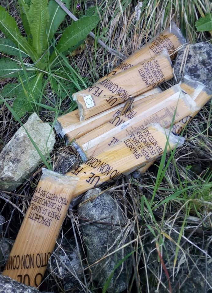 A Sambuca qualcuno abbandona in campagna la pasta donata dal Comune alle famiglie povere, l’ira dell’assessore Arbisi