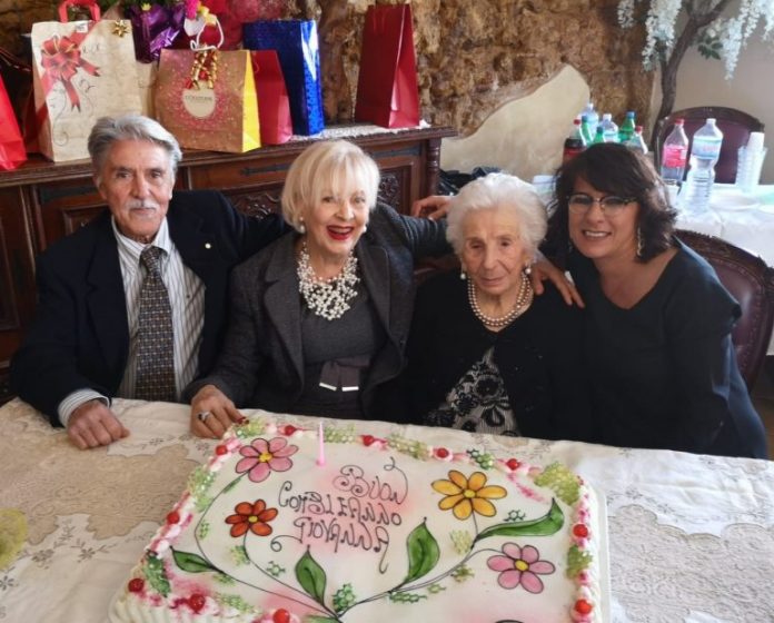 Giovanna Cascioferro compie 103 anni, la torta e un mazzo di fiori per la nonnina devota a Padre Pio
