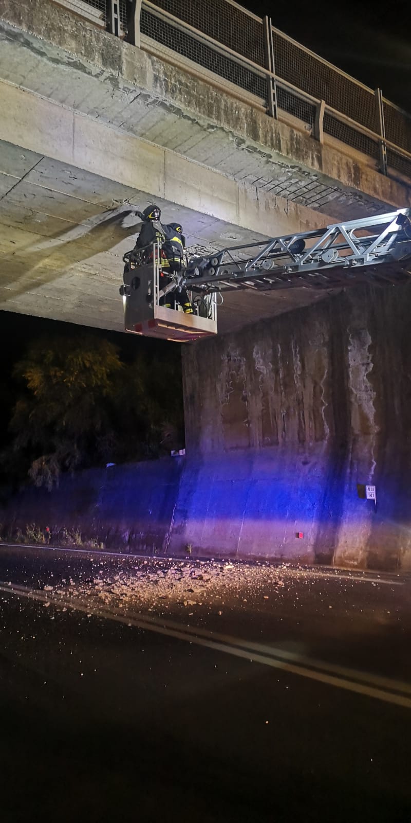 Notte di lavoro nel riberese per i vigili del fuoco di Sciacca, incendio di una caldaia e crolli da un cavalcavia