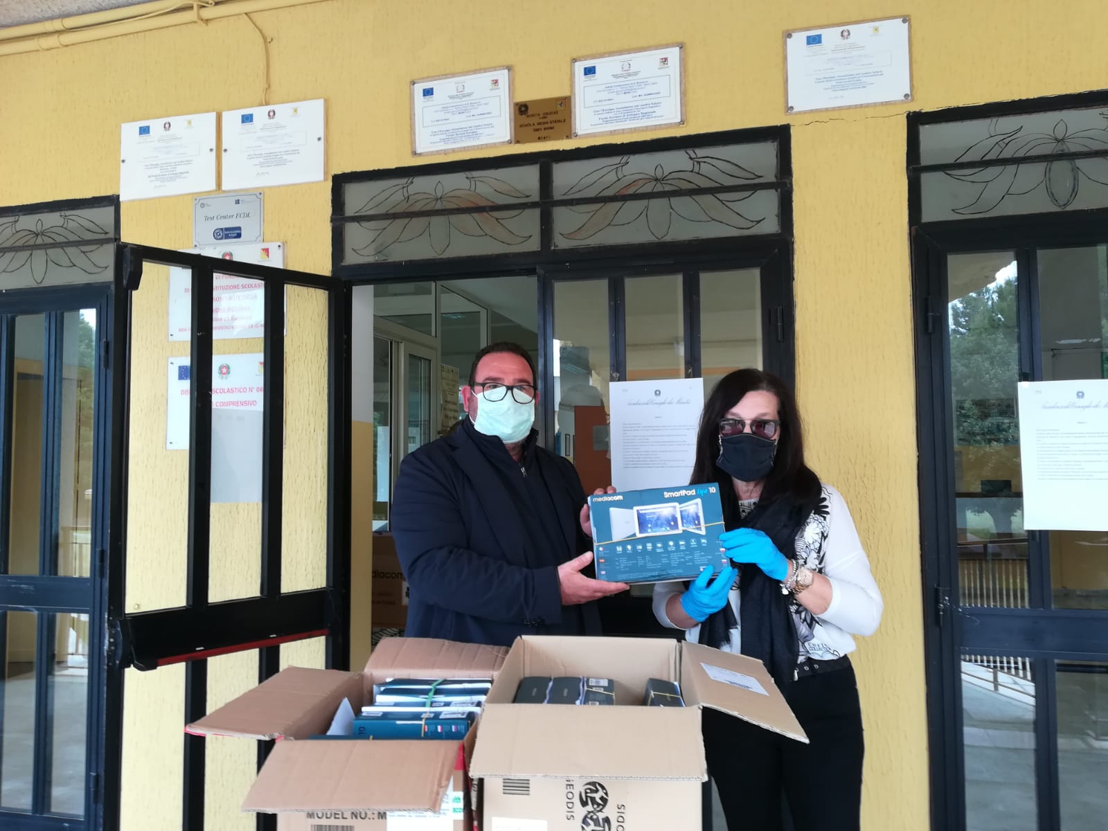 I carabinieri distribuiscono a Menfi 45 tablet ad alunni dell'istituto comprensivo "Santi Bivona"