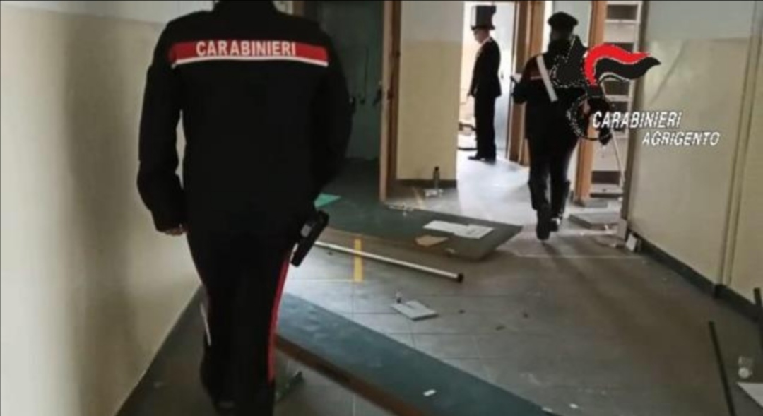 Il coronavirus non ferma i furti, due arresti a Licata perché tentavano di rubare gli infissi di una scuola chiusa