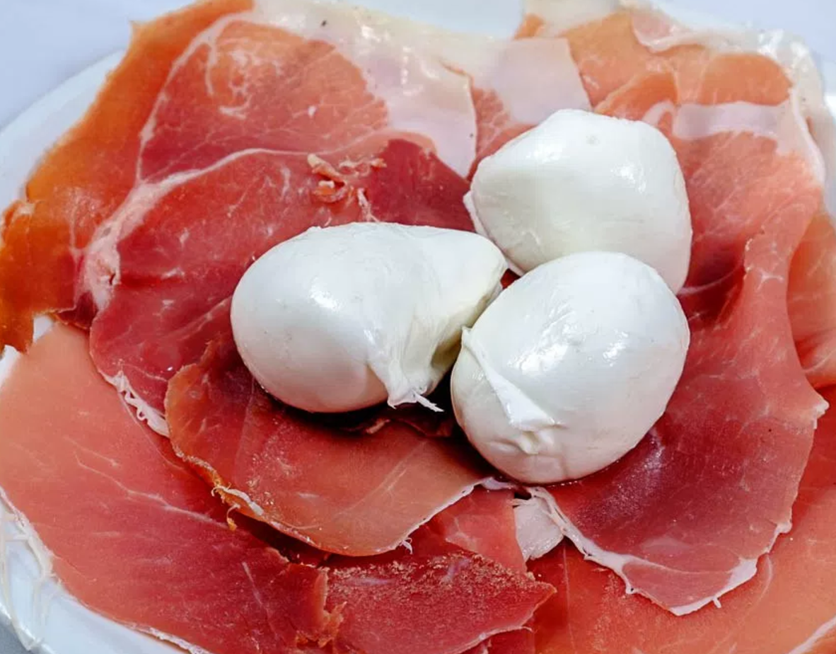 In viaggio sulla SS 115 con a bordo alimenti deperibili e senza frigorifero, multa di mille euro ad un camionista