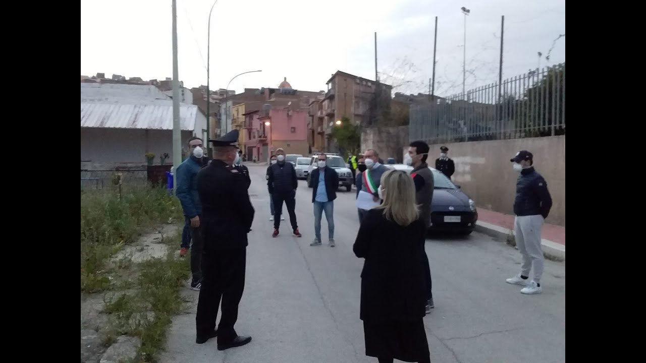 Siculiana, migranti giocano per strada durante le restrizioni anticovid, i cittadini protestano dai balconi (Video)