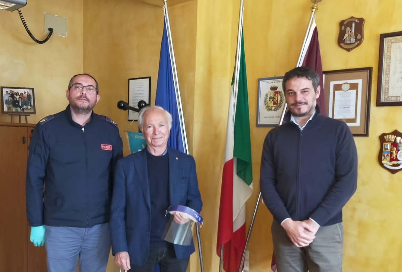 Il Rotary club di Sciacca consegna visiere protettive alle forze dell'ordine