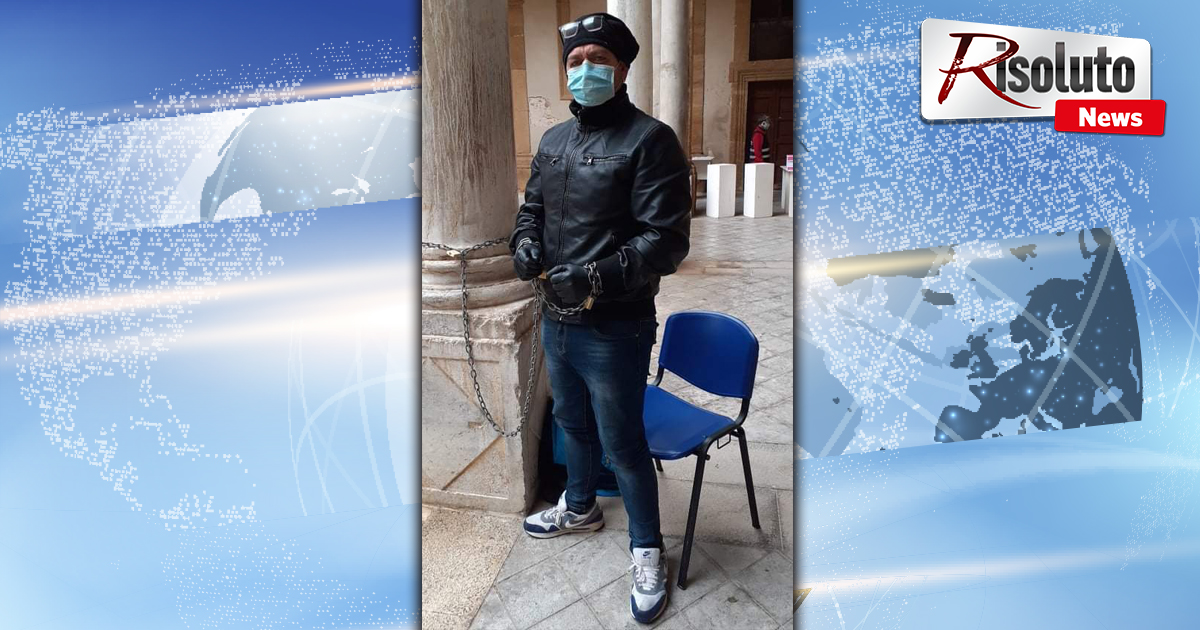 Vive in auto ed e' senza lavoro, si incatena al Comune di Sciacca per chiedere aiuto