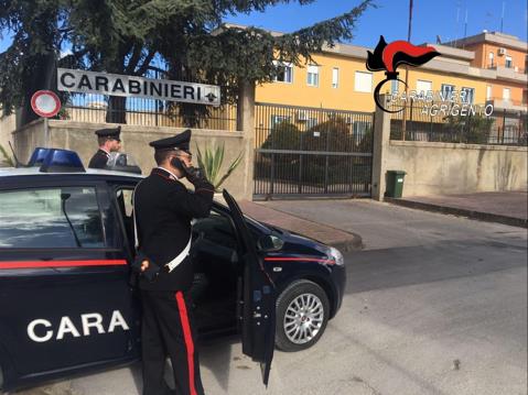 Nascondeva la cocaina in una scopa, un arresto dei carabinieri