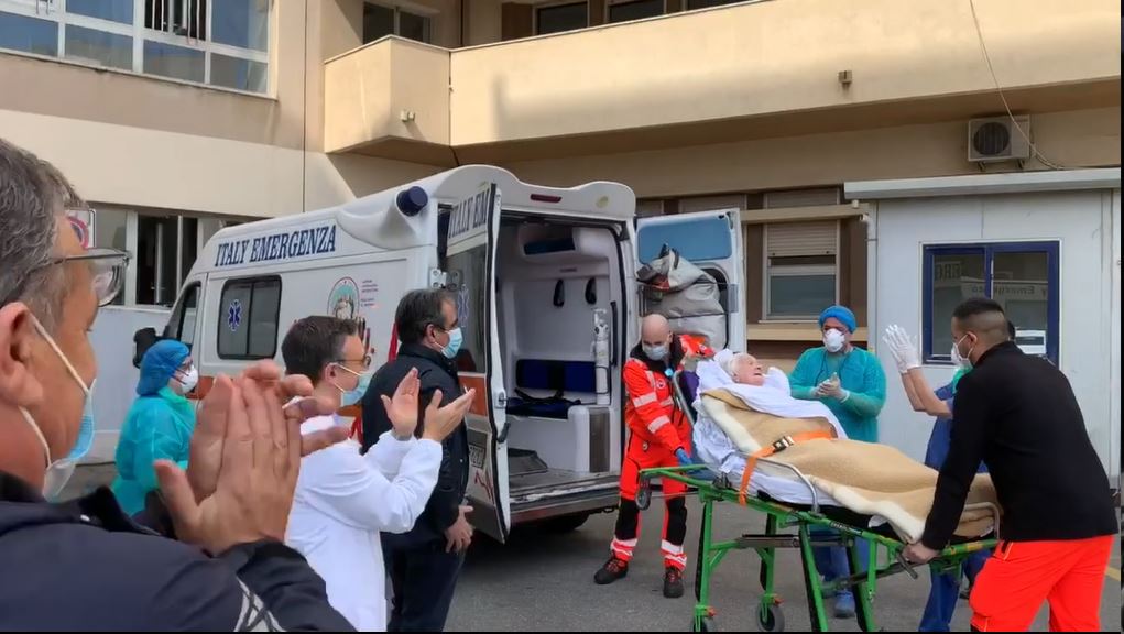 Dal coronavirus si guarisce anche a cento anni: nonna Concetta dimessa questa mattina tra gli applausi del personale medico