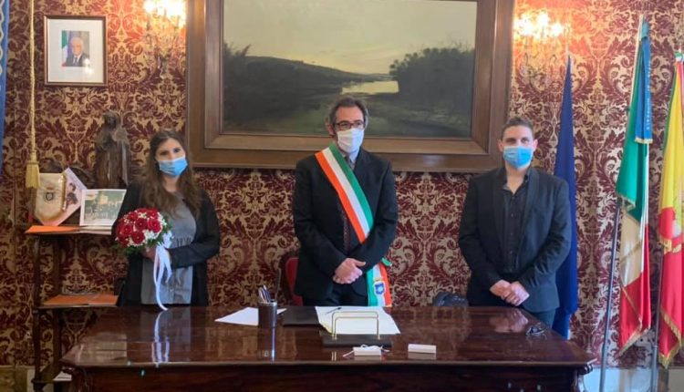 Primo matrimonio con mascherine celebrato oggi a Monreale e gli sposi non rinunciano al romantico bacio