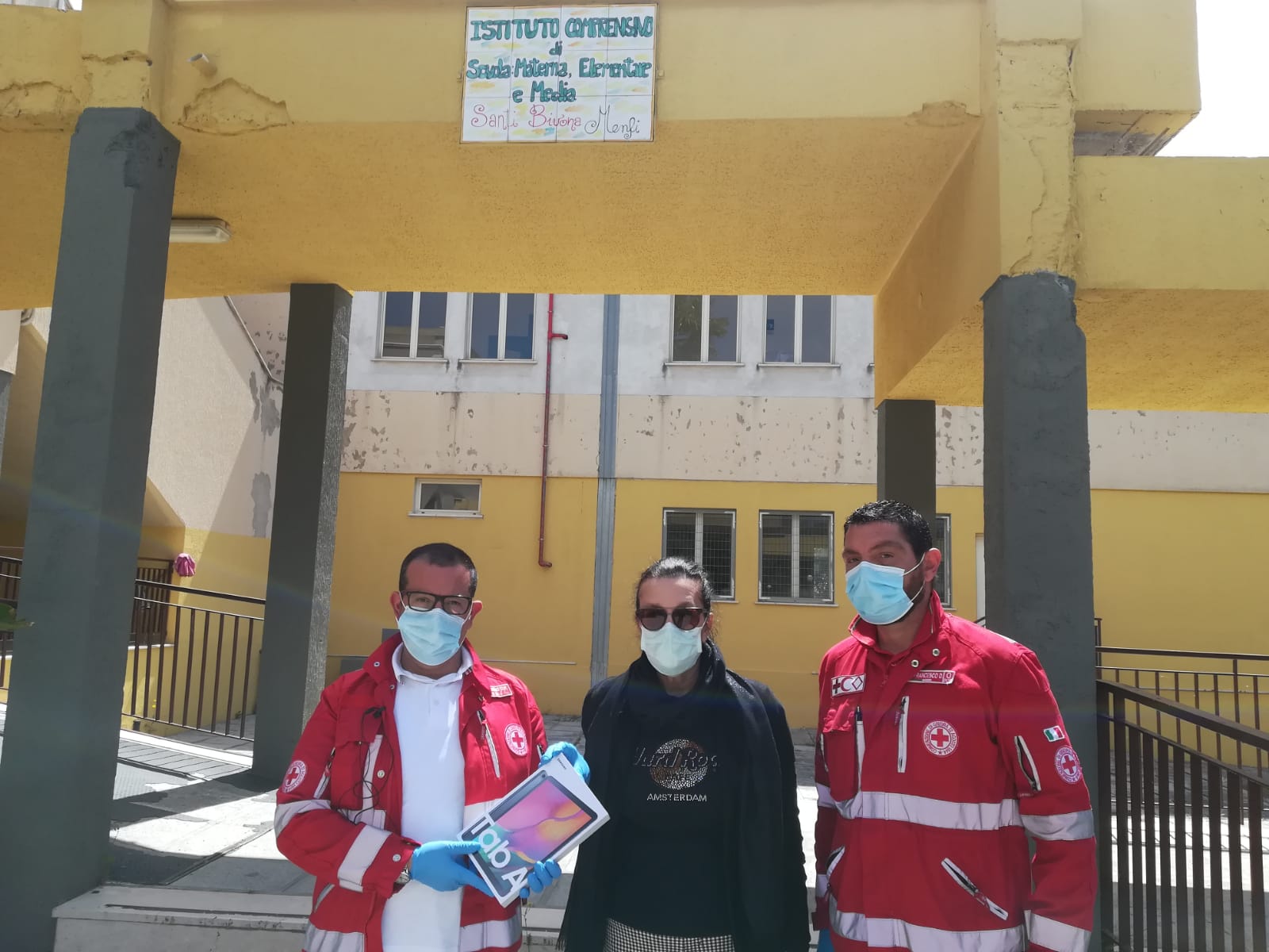 Altri 65 tablet distribuiti agli alunni dell'istituto "Santi Bivona" di Menfi, in azione la Croce Rossa
