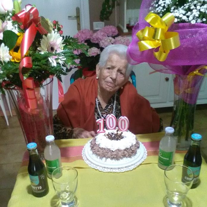 Cinque figli, sedici nipoti e ventisette pronipoti, Anna Musso festeggia 100 anni: "Finita la pandemia organizzerò una grande festa"
