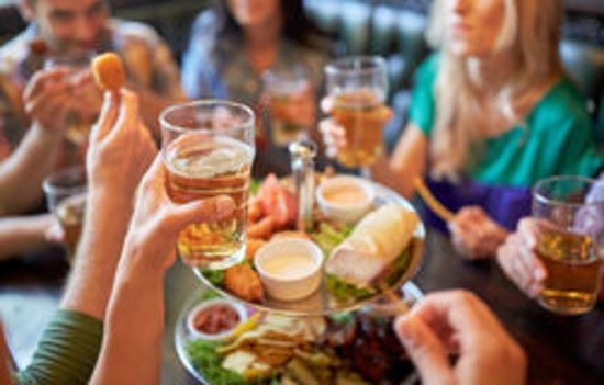 Festeggiano il compleanno in un pub, sanzionati i presenti e il titolare