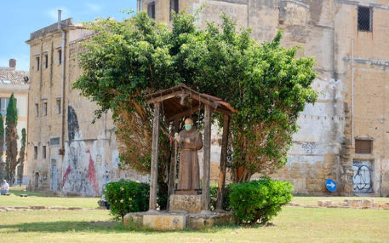 Anche a Palermo Padre Pio indossa la mascherina, la statua del Santo collocata nel quartiere della “Kalsa”