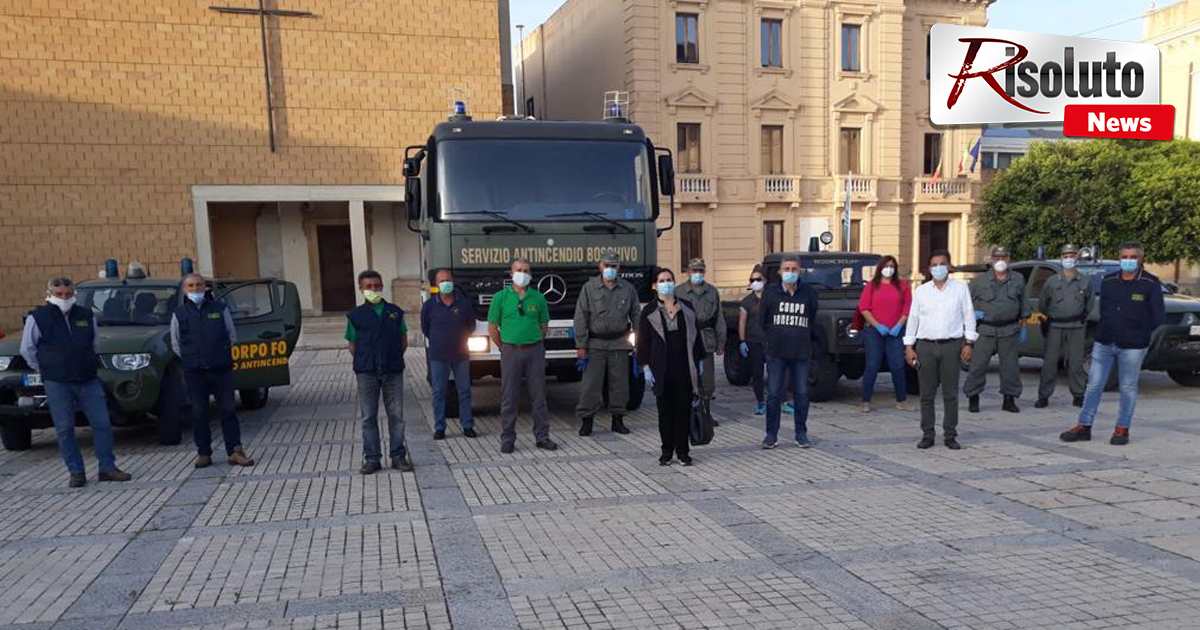Sanificazione di strade e cortili questa sera nel centro di Menfi con il Corpo Forestale