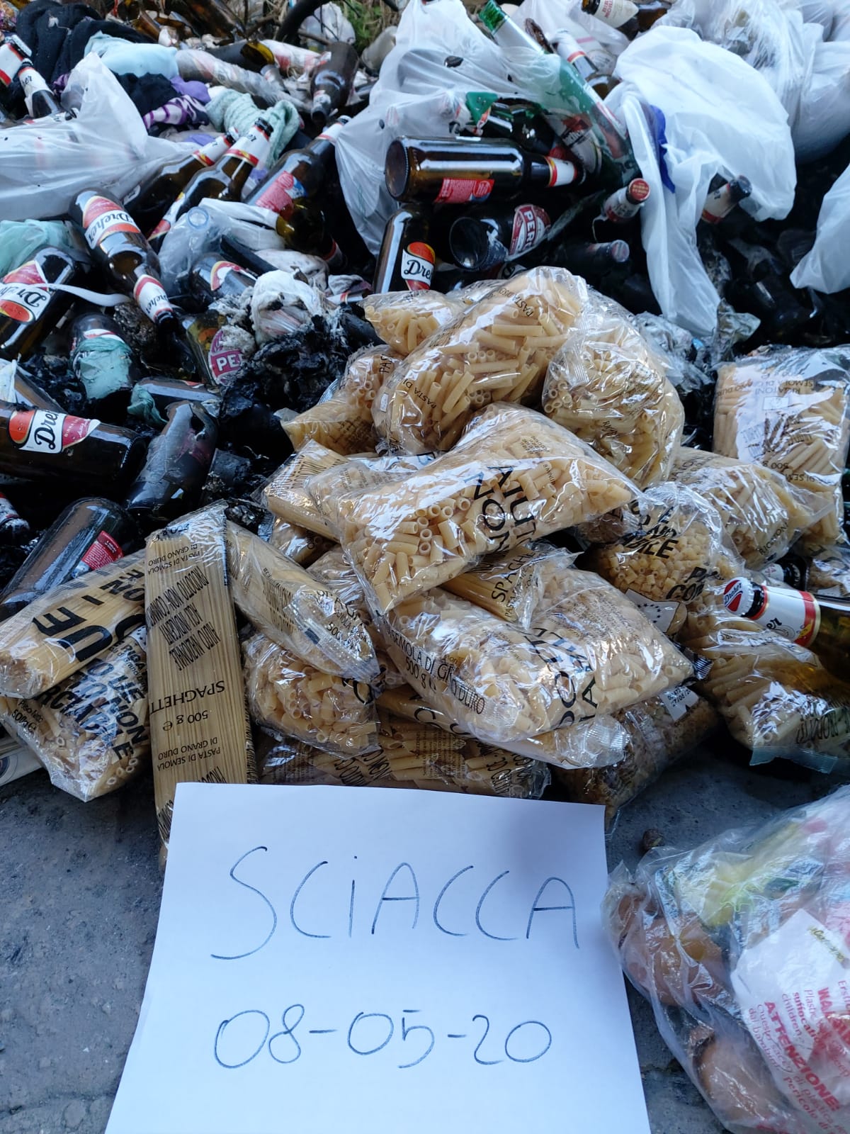 Scempio in via delle Margherite a Sciacca, cumuli di pattume e perfino pacchi di pasta distribuita per l'emergenza