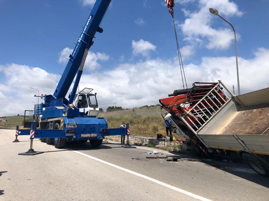 Incidente sulla 115 alle porte di Sciacca, si ribalta autocarro