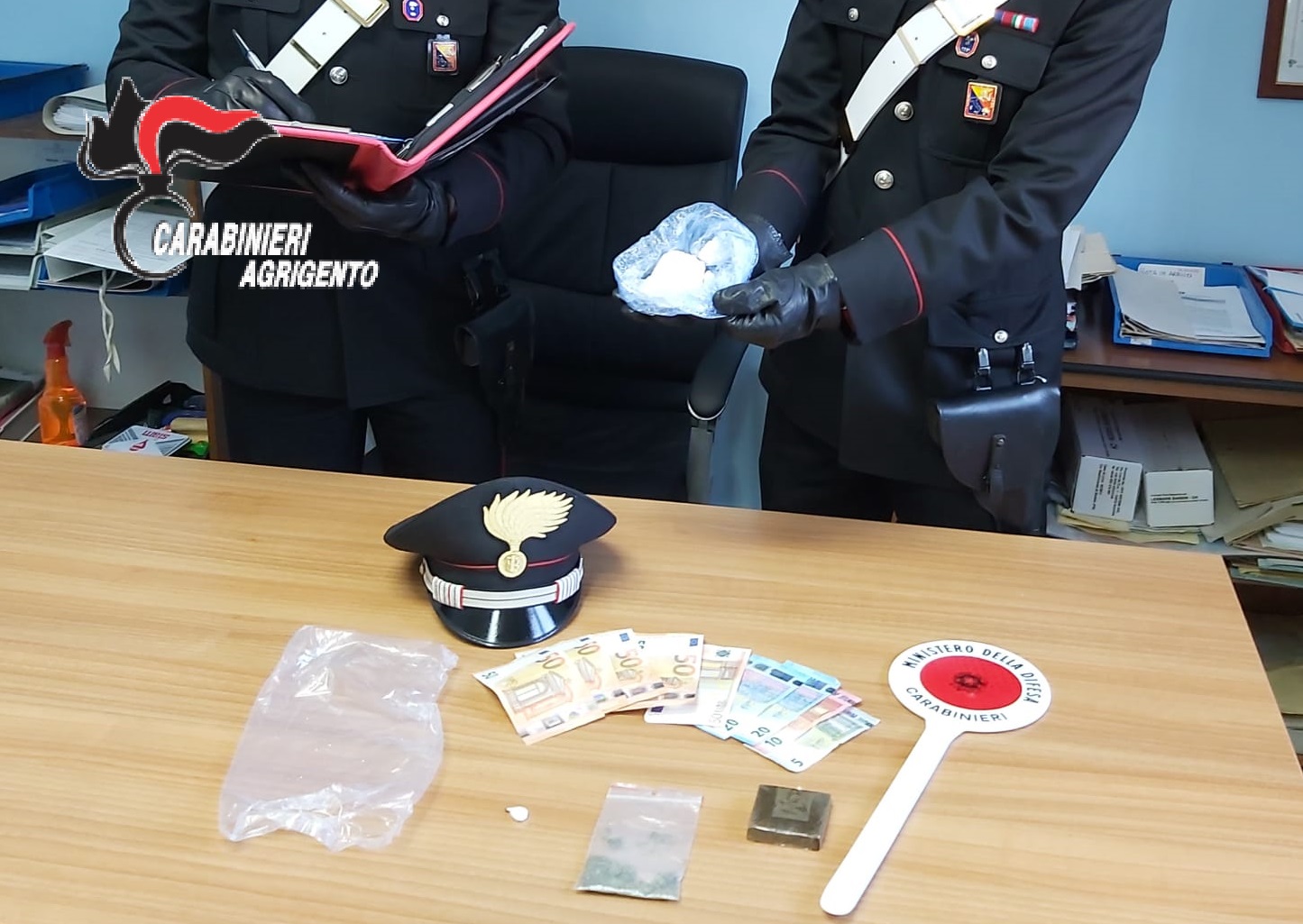 La droga nascosta negli slip, arrestata una donna a Ribera con cocaina e hashish