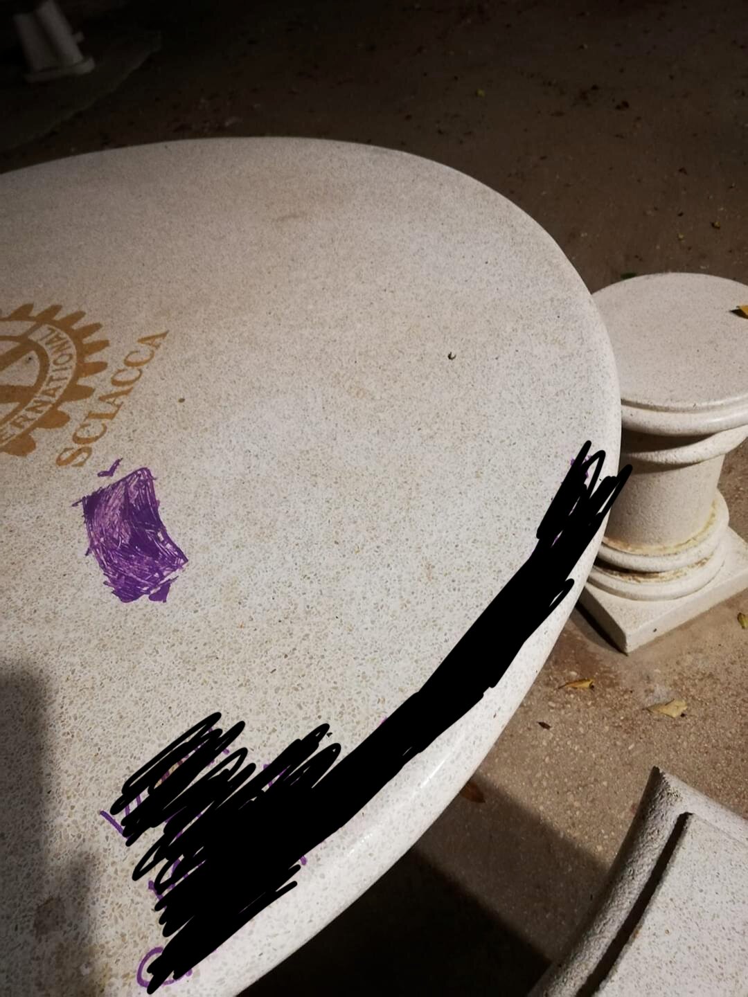 Scritta ingiuriosa  sul tavolo donato dal Rotary agli anziani che si intrattengono in piazzetta Lombardo a Sciacca