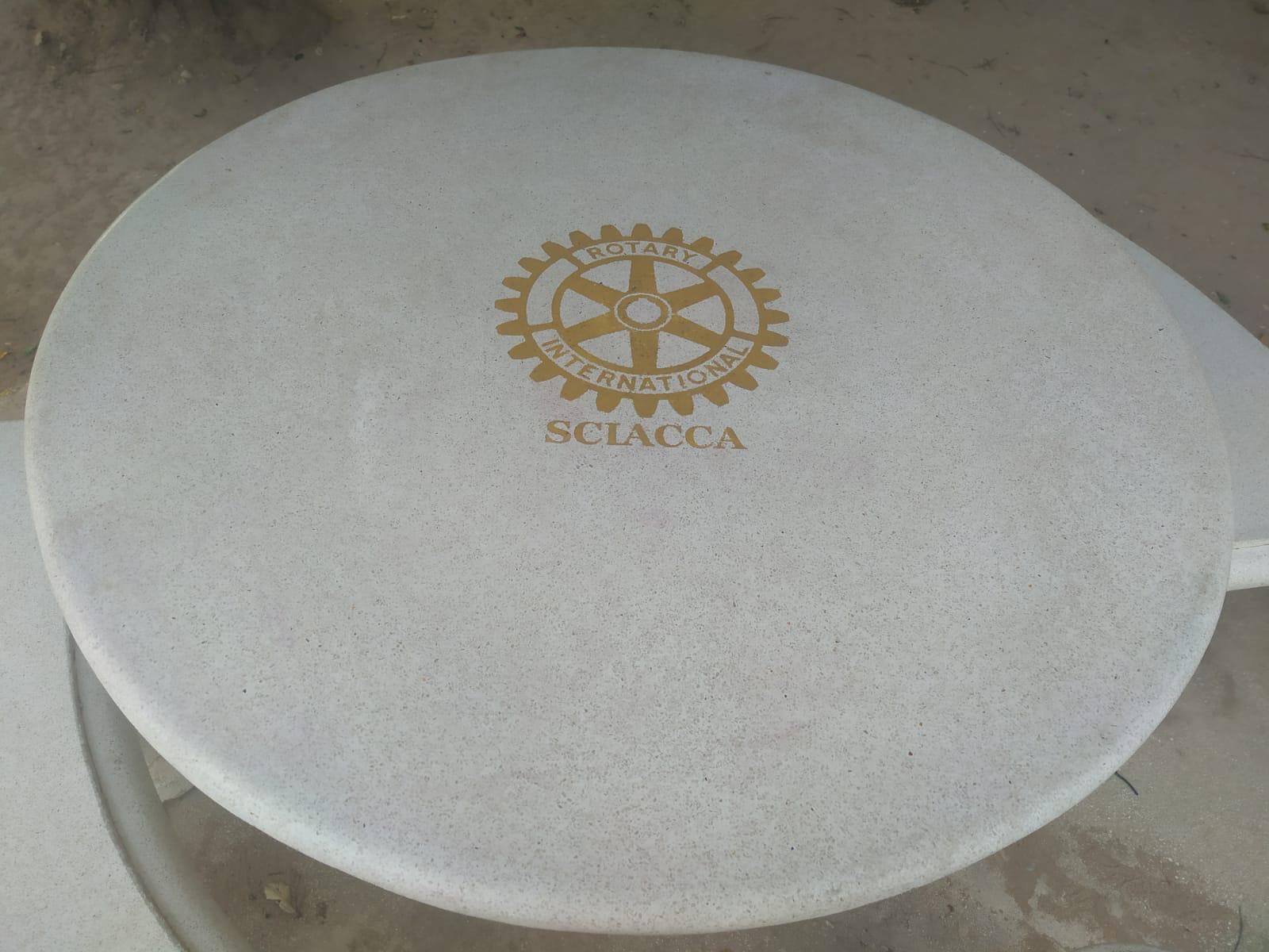 Il tavolino di piazza Lombardo vandalizzato ripulito da una brava persona, Monte: "Orgoglioso di lui"