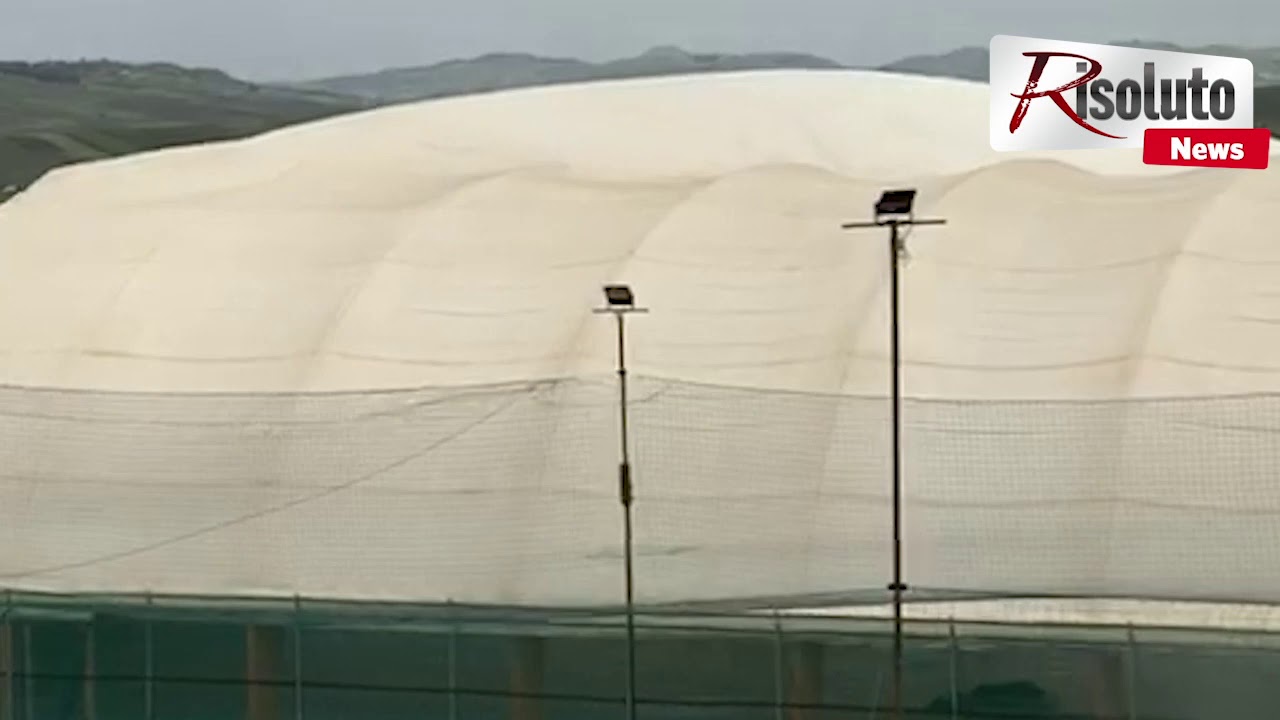 Impianto sportivo di Sambuca scoperchiato oggi dalle forti raffiche di vento (Video)