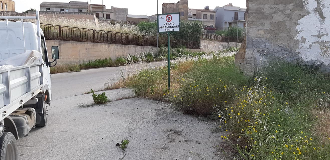Ancora rifiuti abbandonati a Menfi, Viviani li fa rimuovere e attacca: "Ci sfida chi non merita di vivere in questa città"