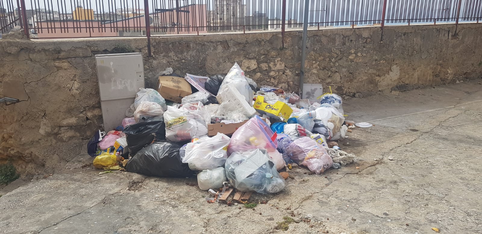 Sciacca, aumentano i rifiuti sotto la torre campanaria di San Michele