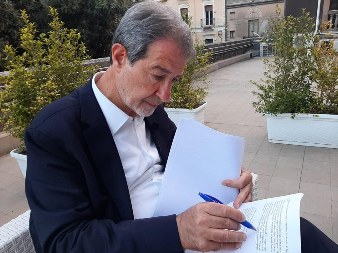 Ecco l'ordinanza di riapertura in Sicilia, Musumeci firma il provvedimento