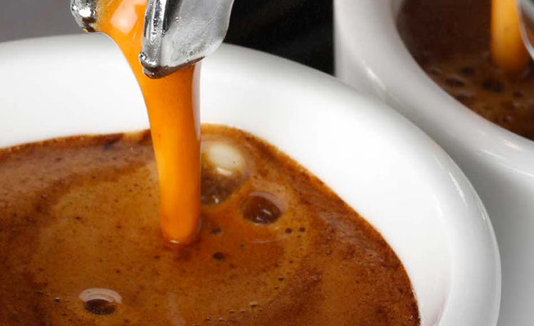 Paga un caffè al bar con 50 euro e non vuole il resto: “Dopo due mesi di chiusura è il minimo che io possa fare”
