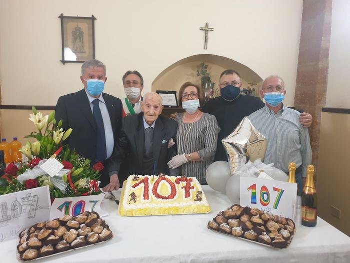 Lo "zio Antonino" festeggia ben 107 anni, il sindaco: "A Sambuca sempre più ultracentenari, segno che qui si vive bene"
