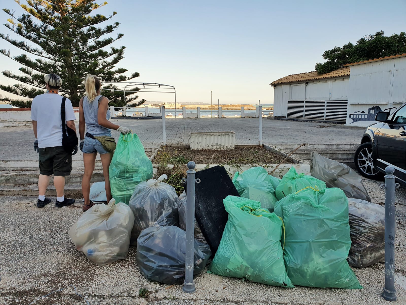 Volontari di Menfi ripuliscono Porto Palo e raccolgono in meno di 3 giorni 50 sacchi di rifiuti