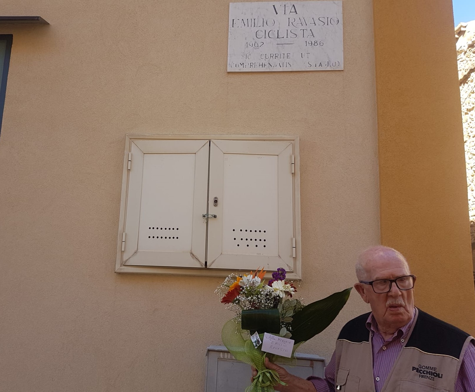 L'omaggio di Aurelio Licata al ciclista Emilio Ravasio morto a Sciacca nel 1986