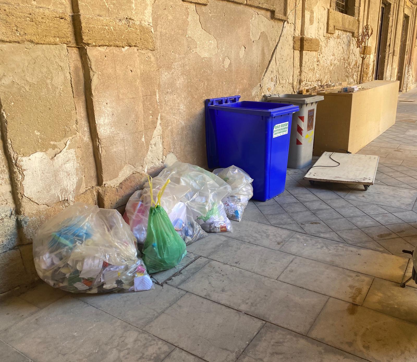 Palazzo di citta' primo esempio di degrado a Sciacca, segnalazione da parte di tre consiglieri comunali