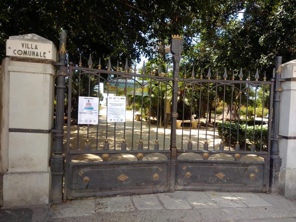 Chiusa nel festivo la villa comunale, protesta il Comitato: "Vedersi in luoghi all'aperto? A Sciacca negato anche l'unico giardino in centro"