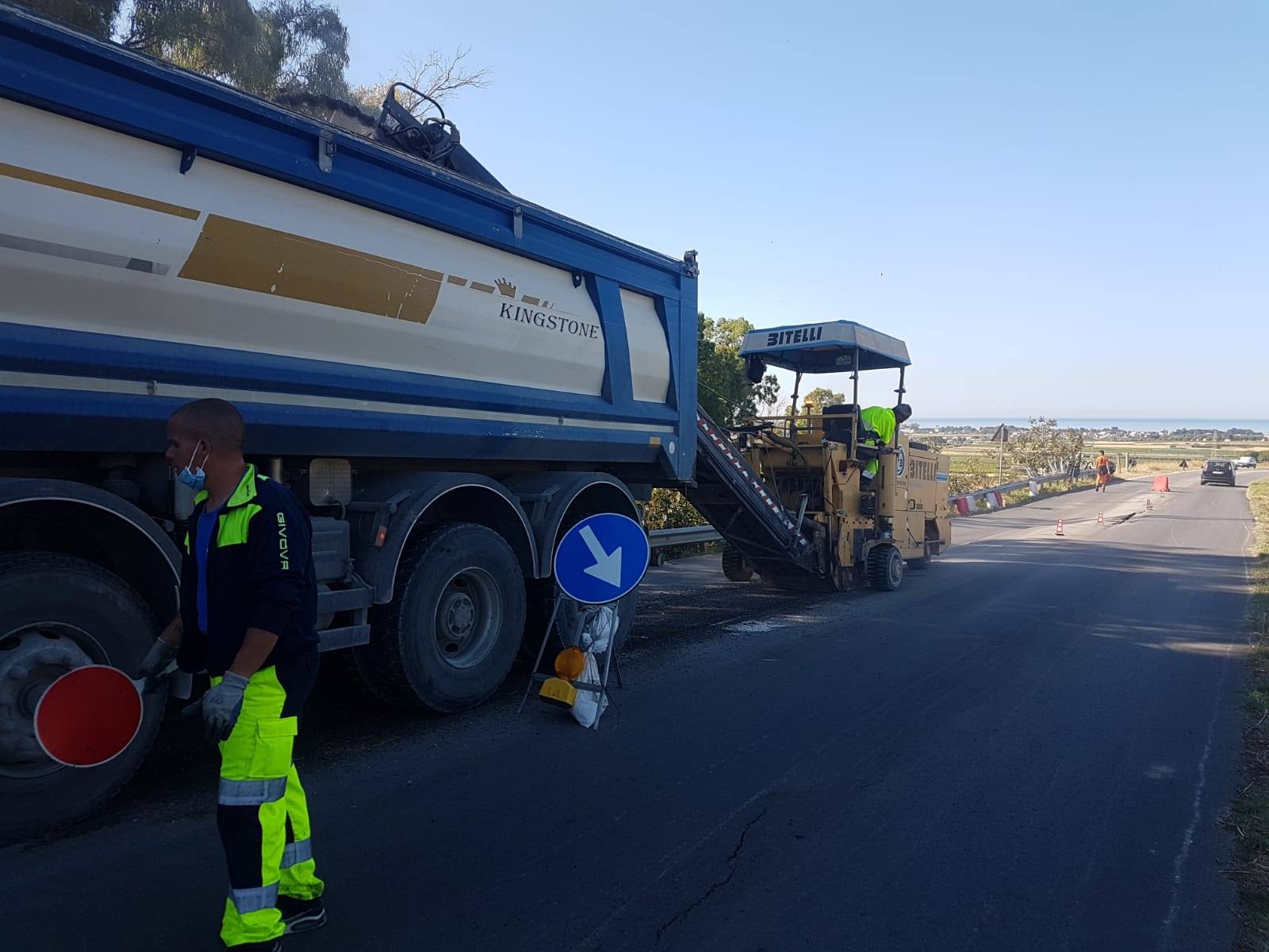 Iniziati i lavori di sistemazione della strada provinciale che collega Menfi a Porto Palo
