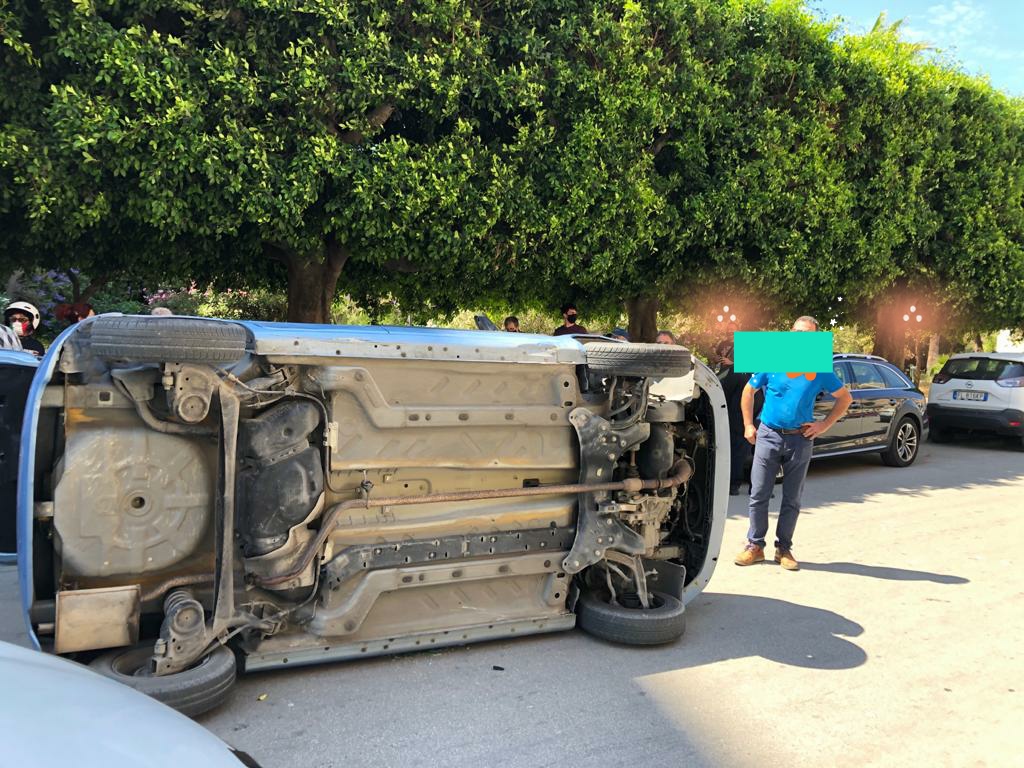 Incidente al viale Della Vittoria a Sciacca, si ribalta vettura e il conducente per fortuna, resta illeso