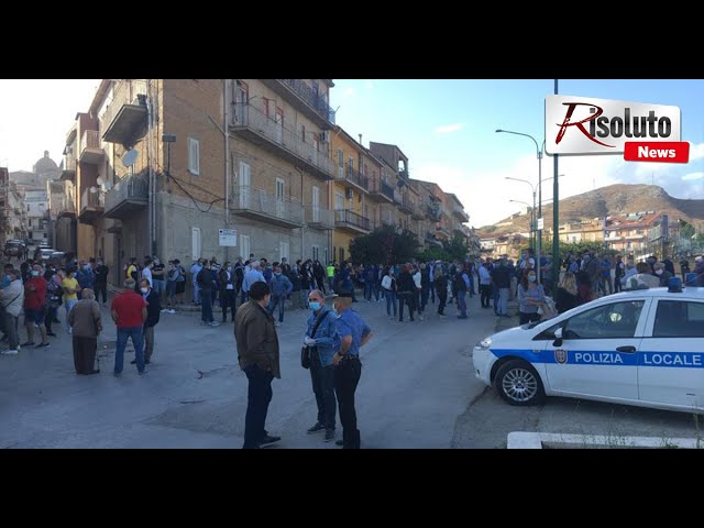 Siculiana scende in piazza per chiedere la chiusura del centro di accoglienza di Villa Sikania (Video)