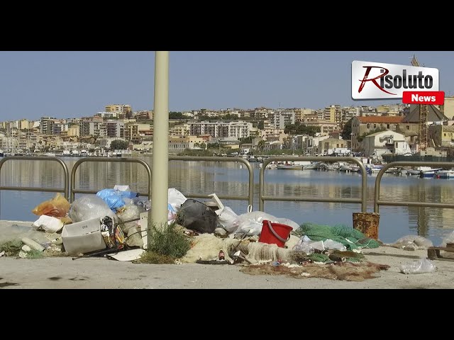 Si aggravano le condizioni di degrado al porto di Sciacca, rifiuti abbandonati su tutta la banchina (Video)