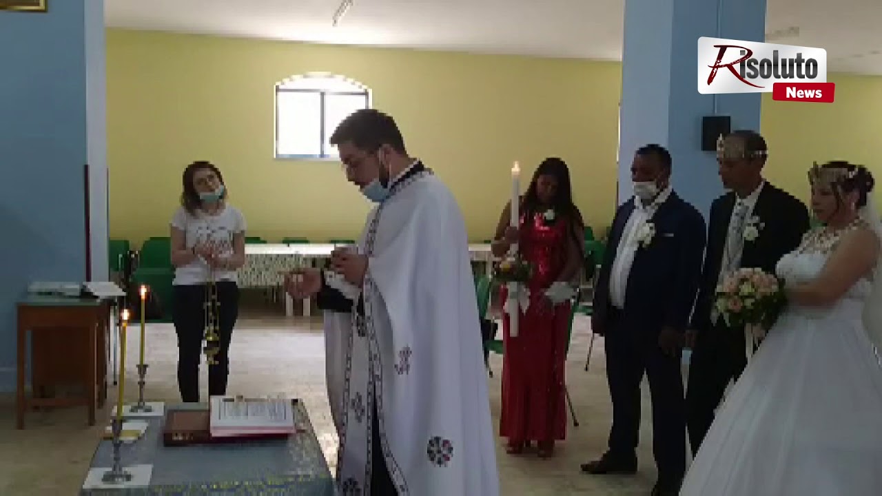 Matrimonio post Covid in zona, coppia unita con pochi invitati e mascherine.