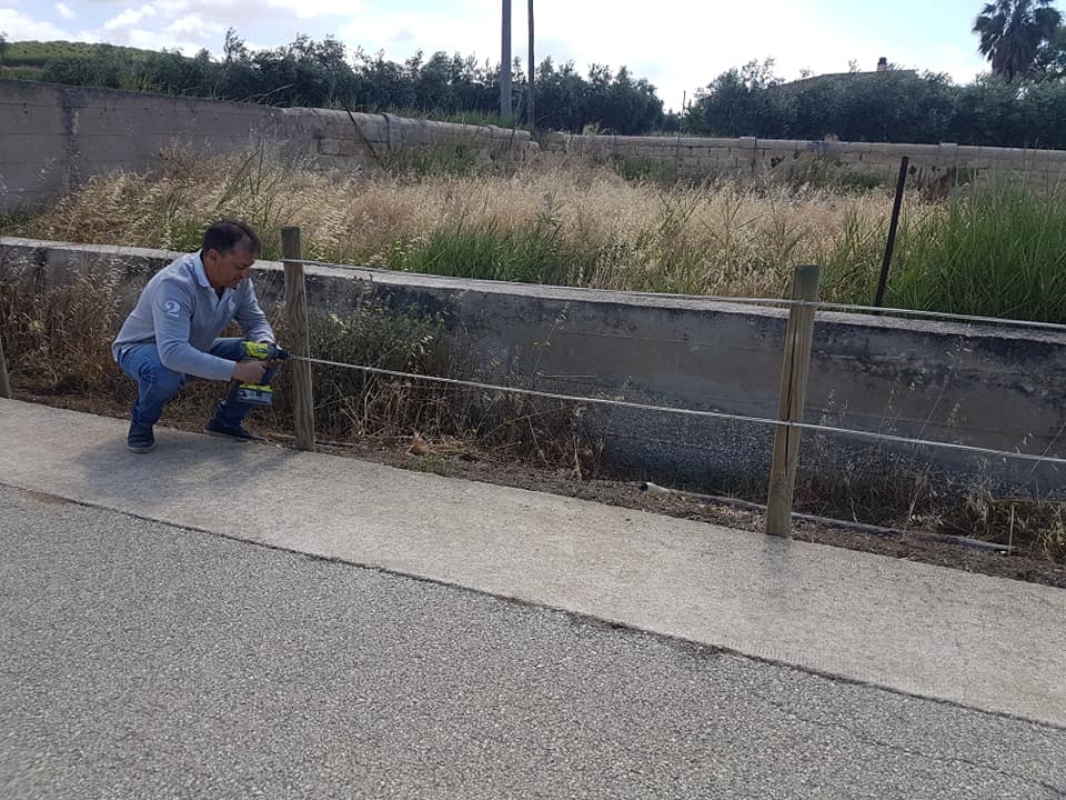 Il Comune di Menfi ripristina la recinzione della pista ciclabile dopo il furto ed ai lavori partecipa anche il vicesindaco Viviani