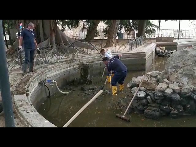 Vigili del fuoco in congedo e Guardia Costiera Ausiliaria ripuliscono la vasca della villa comunale "Scaturro"