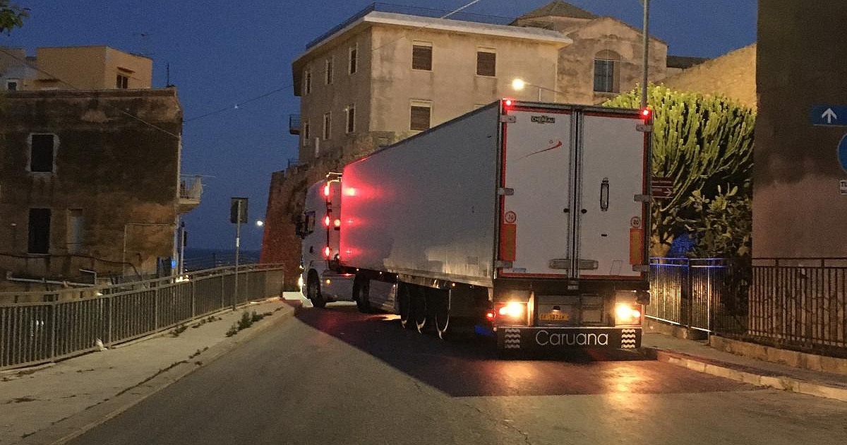 Tir blocca una strada, vigile urbano fuori servizio aiuta il camionista in difficolta'