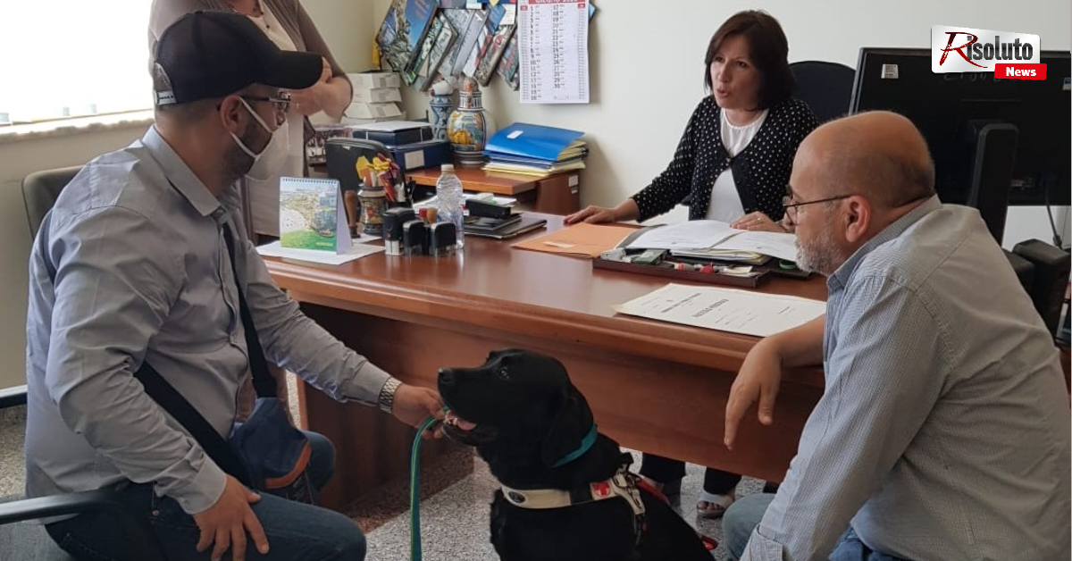 Al centralino del Tribunale di Sciacca arriva Esposito con il labrador Teo