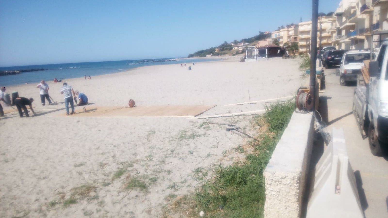 Installazione scivoli a mare, montaggio in corso in contrada Foggia.