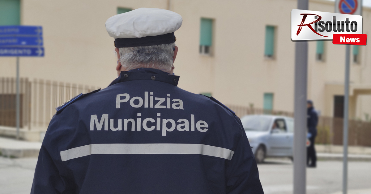 Sequestro di 350 CD e DVD contraffatti effettuato dalla polizia municipale al mercato di San Michele di Sciacca