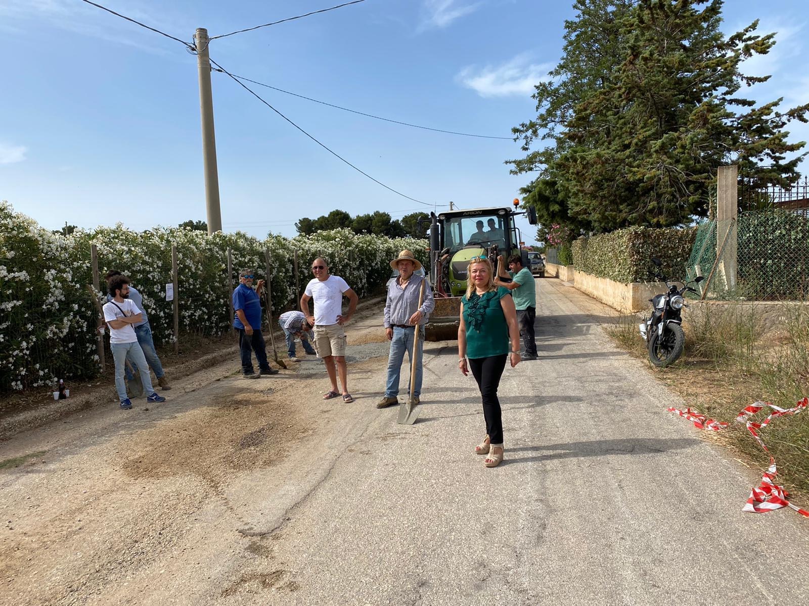 A Menfi la sinergia tra il Comune e le contrade accelera i lavori di sistemazione delle strade